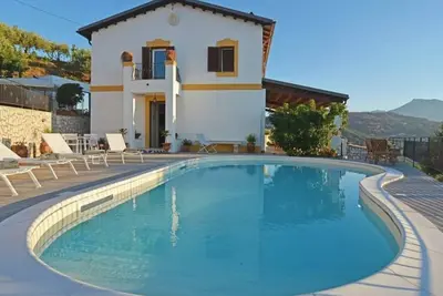 Image de Splendid Villa Set on a Hillside Above the Beach