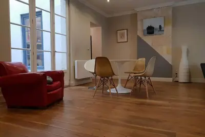 Image de Appartement 80m2 calme  en  Hyper centre de bordeaux climatisé, grande terrasse