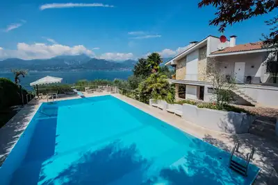 Beautiful villa with stunning lake view