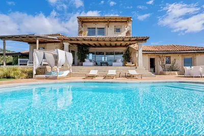 Villa Camelia - Luxury 6 bedroom with beautiful views