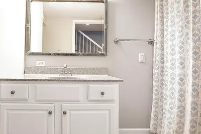 Image de Clean & Stylish Townhouse Available in June! Perfect for Family and Friends!