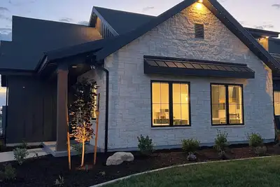 Image de Quiet living surrounded by horses and sunsets.
