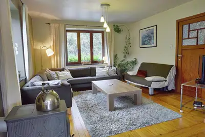 Image de Maison de vacances moderne à Chevron avec jardin
