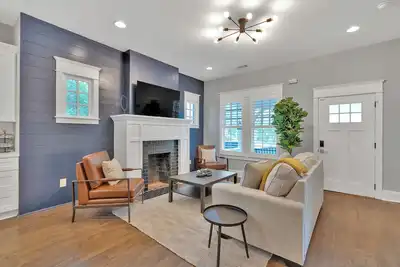 Image de Downtown Private House 3 Br 2 Ba, King & Queen Beds, Large Yard & Pet Friendly