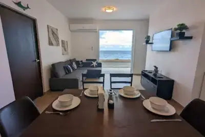 Image de \nElegant Ocean-Front Apartment, Private Jacuzzi, Bbq