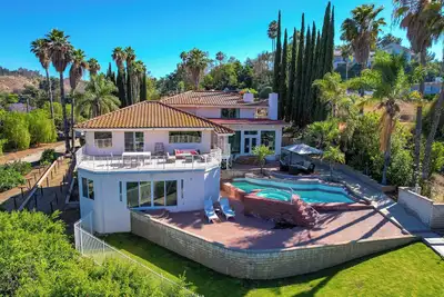 Image de A Luxurious Getaway with Stunning Views