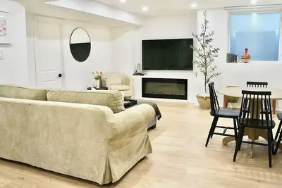 Image de Modern & Comfy Getaway | Near Delpark Homes Centre