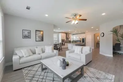 Image de Newly furnished 4bdr/3bath home!