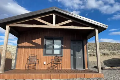 Image de Cozy cabin with 1 bedroom, 1 bath wifi and ac in beautiful Cody Wy.
