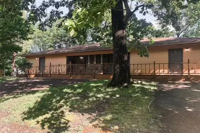 Image de Deluxe Four Bedroom Relaxing Bungalow w/ Two Kitchens!