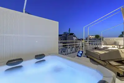 Image de Central Sunny Loft with Plunge Pool