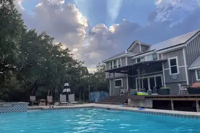 Image de Serene country oasis with a sparkling pool!