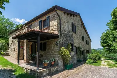 Image de Ferme dans une région vallonnée avec piscine