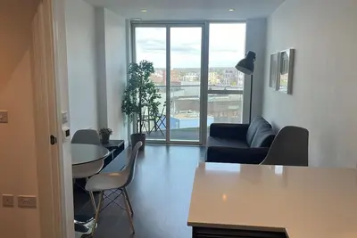 Image de Glamourous Living with Balcony View