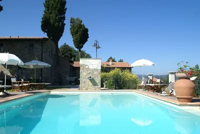 Image de Maison de vacances א Montecarelli avec piscine