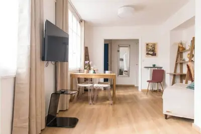 Image de Luxurious Art Deco Elegant Escape by Eiffel Tower