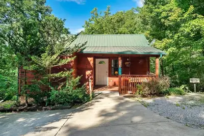 Image de Smoky Mtn. Cabin | Hot Tub, Fireplace & Game Room