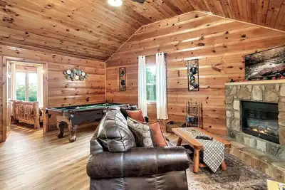 Image de Smoky Mountain Cabin | Hot Tub, Pool Table & Views