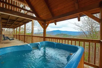 Image de Smoky Mtn. Cabin | Hot Tub, Fire Pit & Pool Table