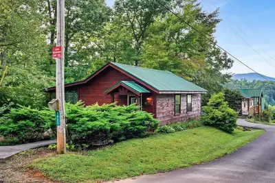 Image de Romantic Mountain-View Cabin | Hot Tub & Fire Pit