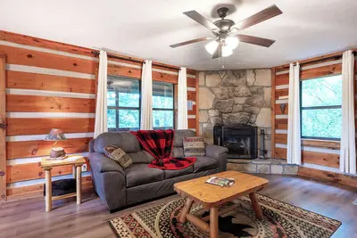 Image de Mountain-View Smoky Cabin with Hot Tub & Fire Pit