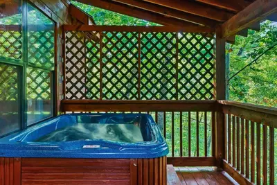 Image de Smokies Cabin with Private Hot Tub Near Dollywood