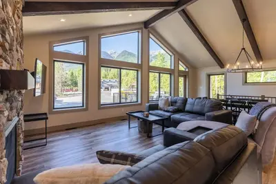 Image de Ski In to your Private Hot Tub. Foosball Table.