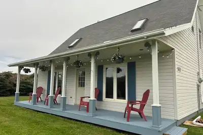 Image de Close to Beach and Town of Souris. Quaint cottage with lovely log cabin feel.