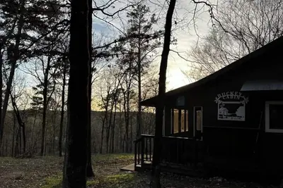Image de Buckeye cabin is nestled in the woods with access to the Little Missouri River.