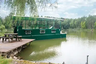 Image de Bateau confortable sur un lac à poissons privé dans la forêt à Florennes