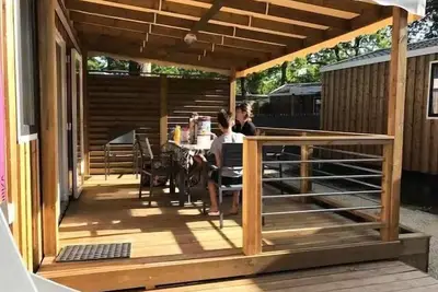 Image de Mobil-home Bois Premium Clim 33m² - 3 chambres + terrasse semi-couverte + Tv + draps + serviettes 6 personnes