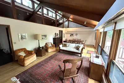 Image de Nestled in a Quiet Neighborhood, Yet Minutes to Tech