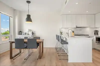 Image de Sophisticated 2 Bed, 2 Bath Condo with Abundant Natural Light in Bridgeland