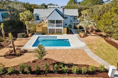 Image de Spacious Second-Row Home Across from Beach Access