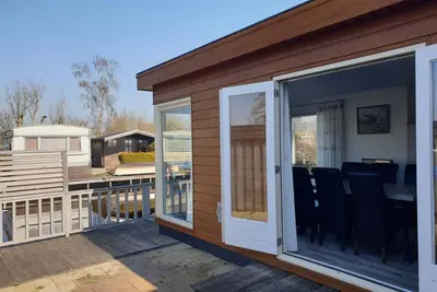 Image de Chalet de luxe avec son propre sloop et port Ă Bantega Friesland