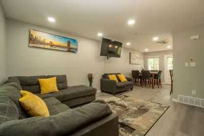 Image de Close to Downtown Sleeps 8  Private Backyard