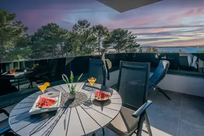 Image de Appartement de deux chambres avec le balcon et la vue sur le mer Vir (A-23385-a)