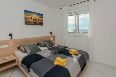 Image de Appartement de deux chambres avec le balcon et la vue sur le mer Vir (A-23385-b)