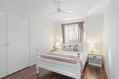 Image de Small Warm cozy Cottage House