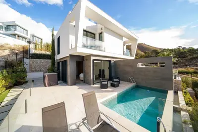 Image de Villa moderne avec piscine et vue sur la mer