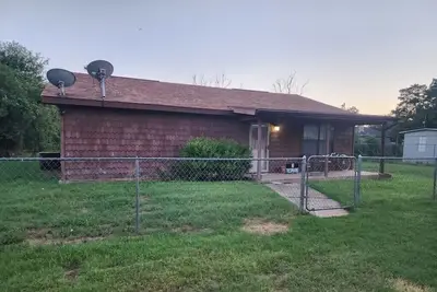 Image de Cozy Cabin at Possum Kingdom Lake. Close to Rocker B Ranch & local music venues.