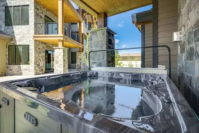 Image de Brand-New Fraser Getaway w\/ Private Hot Tub!