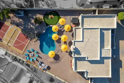 Image de Pickleball Paradise! Sleeps 16 | Pool & Hot Tub