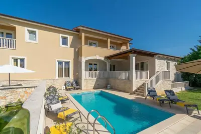 Image de Vacation home for 10 guests with 230m² in Tinjan (265663)