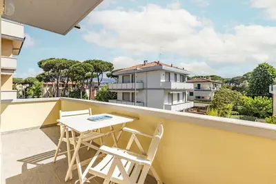 Image de GuestHost - Bright apartment of about 80 sqm, can accommodate up to 4 people, located on the second floor of a building with a lift (a step to access). The property is located in a quiet area in the heart of the center of Viareggio, a few minutes walk fro