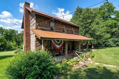 Image de Vintage 1850's Log Cabin Glamping