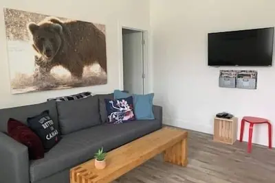 Image de 6 min to Ski Hill / New & Modern / In Town