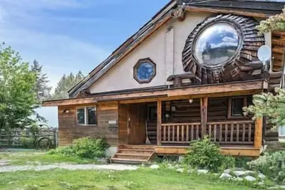 Image de Iconic Bug Eye House / Loads of Parking / 2 Bdrm