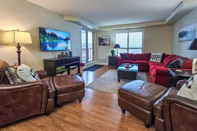 2 Bdrm plus den / Near Lake / Beach 2mins away