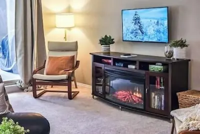 2 Bdrm / Lakeside / Pool / Ac